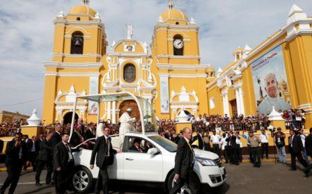 Pope Francis decries violence against women