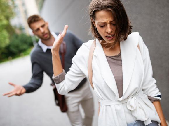 If the Guy You’re Dating Shows These 6 Signs… Run!